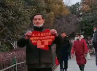 六旬男子在合肥地鐵站舉牌懸賞300萬求生娃 專家稱：需遵循嚴(yán)格的法律程序