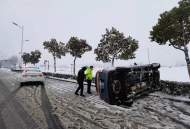 面包車雪中側翻  合肥交警提醒減速慢行