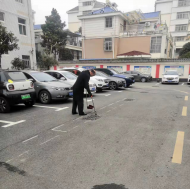 點贊！每天堅持撿拾垃圾的他 原來是界首市衛健委副主任