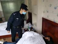 宣城一小伙失戀欲輕生 民警破門救人