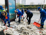 合肥藍(lán)天救援隊(duì)30名隊(duì)員沿街鏟雪（組圖）