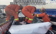 霍邱一大橋上發生連環車禍 消防緊急營救被困人員