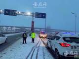 加强重点路段路口值守  合肥交警雪中守护市民出行 ﻿（组图）