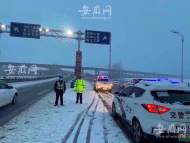 加強重點路段路口值守  合肥交警雪中守護市民出行 ?（組圖）
