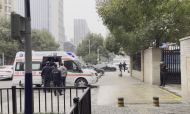 合肥華邦世貿(mào)城小區(qū)一女子墜樓身亡 殯儀館車輛抵達(dá)現(xiàn)場