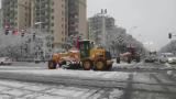 合肥迎来大雪  环卫工人凌晨铲雪