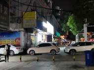 淮南一巷口處轎車隨意停路邊 擋住道路人難行