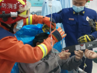蕪湖一建筑工人不慎將電鋸插入面部 消防醫(yī)院接力救援