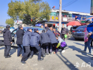 小汽車倒車時將老太太卷入車底   貴池城管和群眾合力抬車救人