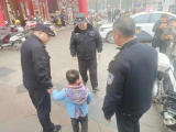 男童不慎走失 桐城热心市民和民警帮其找到妈妈