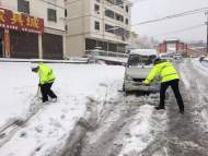 安慶桐城：暴雪致部分路段交通受阻，交警全員上崗疏導交通