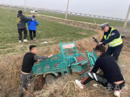 偷偷駕駛三輪車、將自己鎖在轎車內——那些春節期間的“熊孩子”們