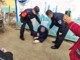 固镇一男子醉酒后昏睡路边   民警多方为其联系上家人