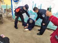固鎮(zhèn)一男子醉酒后昏睡路邊   民警多方為其聯(lián)系上家人