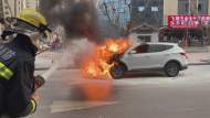 鳳臺(tái)一轎車行駛中突然起火 消防緊急救援