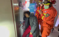 合肥一女子手卡扭蛋機  消防到場后迅速處置