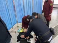 合肥地鐵一男乘客暈倒渾身抽搐  輔警沖向站臺救助