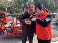 肥東一派出所志愿者上街宣傳違規(guī)電動(dòng)三、四輪車備案登記