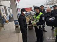 自投羅網！阜陽一男子酒后將車開進派出所