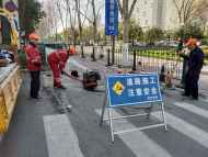 合肥經(jīng)開區(qū)全面排查轄區(qū)市政道路 加緊灌注道路裂縫