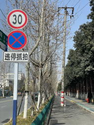 市民反映合肥經開區有多處占道電桿 相關部門：已有計劃進行集中遷改