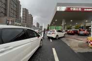 油價將上調(diào)！合肥車主排隊提前加油（圖）