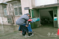 暴雨導致小區積水 蕪湖一社區副主任背著老人送其回家