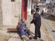 績溪民警為98歲老人送身份證上門
