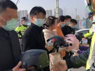 騎電動(dòng)自行車(chē)不戴頭盔 合肥交警“喊”他們現(xiàn)場(chǎng)看警示片、發(fā)朋友圈
