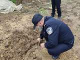 萧县一村民刨地挖出炮弹 民警及时处置消除隐患