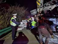 貨車發生側翻面粉散落一地 六安交警緊急處置