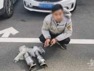 深夜街頭三人偷換車輛配件倒賣 被安慶警方抓獲