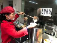 連續報道：阜陽兩位小伙吃飯多刷100元愛心款 獲獎2000元