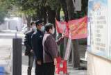 记者探访淮南实施小区封闭管理：居民进出扫“双码” 街上人流减少