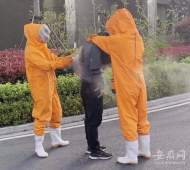 合肥一男子小區閑聊時身后爬滿蜜蜂   消防提醒：切記不要拍