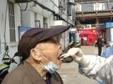 六安一位百岁老人走着去做核酸：“不给你们添麻烦！”
