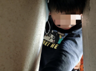 男孩頭卡墻縫 合肥消防鑿壁將其救出