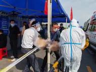 合肥集賢路道口一防疫志愿者中暑暈倒  交警緊急救助脫險
