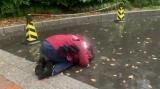 得知父亲离世  潜山援沪核酸检验师雨中朝着家乡方向跪拜