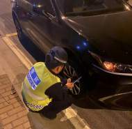 女司機路上爆胎，幸遇交警援手