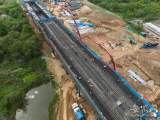 巢马铁路跨G205国道特大桥首联现浇梁顺利浇筑完成