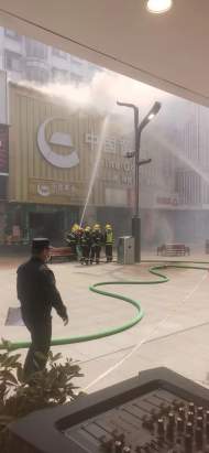 合肥淮河路步行街一商鋪門牌起火  現場濃煙滾滾