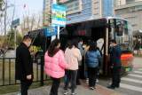 合肥一公交站点“踩”在斑马线上 市民质疑选址不合理