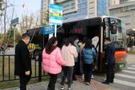 合肥一公交站點“踩”在斑馬線上 市民質疑選址不合理