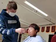 潁上一封控小區內，“90后”理發師為居民免費理發