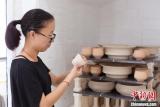 【十年@每一個奮斗的你】龍泉青瓷“新秀”張英英續寫“瓷藝人生”