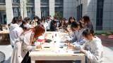 翰墨寄哀思 安慶師大美院學(xué)子用書(shū)法緬懷逝者