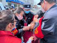 老人心臟病發(fā)作 霍邱警方破門(mén)抄近路護(hù)送患者上救護(hù)車(chē)