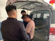 見到民警 男子突然朝竹林跑去