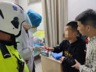 男童手指受傷 蚌埠交警緊急護送就醫(yī)